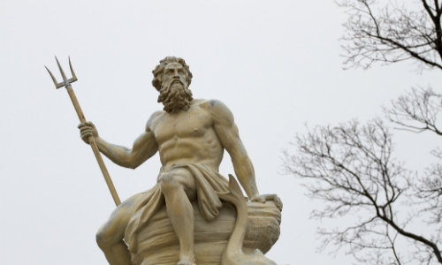 Statue de Poséidon, tenant une fourche, regard au loin