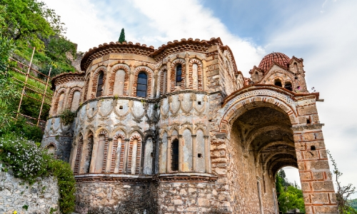 Vue sur l'église de la Pantanassa et son architecture byzantine