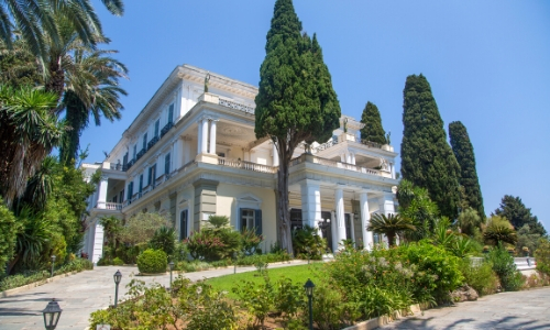 Vue sur le palais Achilleion à Corfou avec végétation