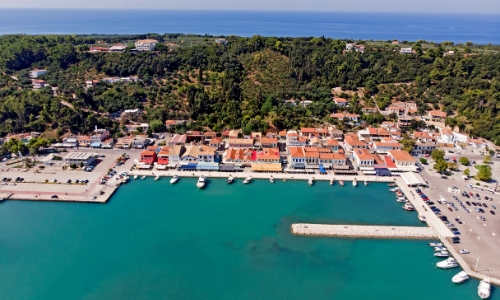 Vue aérienne sur le port de pêche de Katakolon