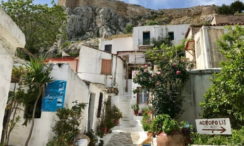 Ruelles étroites dans le quartier de Plaka à Athènes au pied de l'Acropole