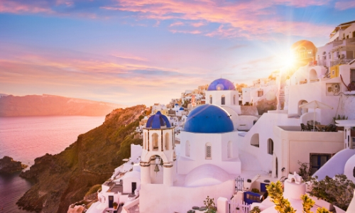 L'île de Santorin dans l'archipel de Grèce des Cyclades, avec bord de mer et maisons blanches typiques 