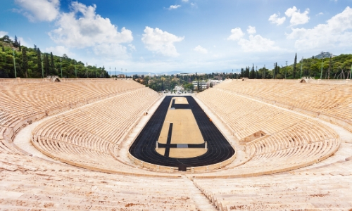 Vue sur l'intérieur du Stade en plein air en forme de fer à cheval avec gradins sur 3 côtés