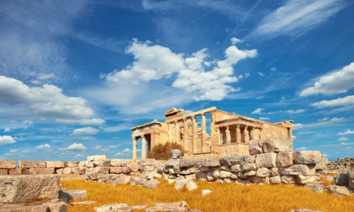 Vue sur L’Erechthéion entouré de pierres