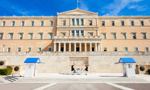 Le Parlement à Athènes sur la place de la Constitution avec la relève de la garde juste devant