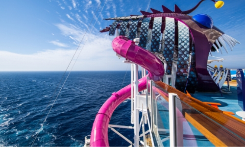 Grand Toboggan sur le navire et surplombant la mer