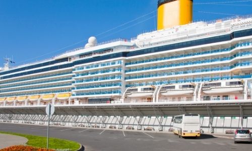 bateau Costa Croisière à quai, vue de toute sa longueur 