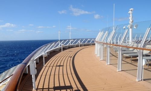 vue d’un pont supérieur d’un bateau de croisière en plein soleil