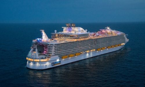 Bateau Symphony of the Seas éclairé dans la nuit