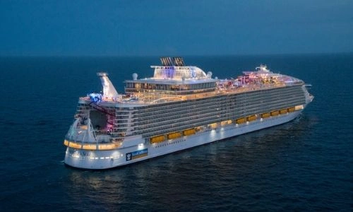 Bateau Symphony of the Seas &eacute;clair&eacute; dans la nuit