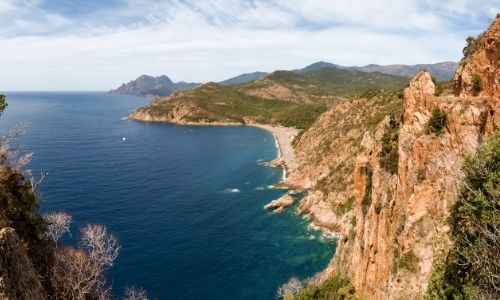 Les calanques de Piana en Corse, vue aérienne sur la mer et les côtes rocheuses