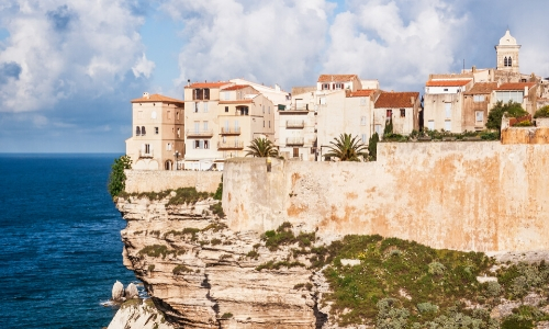 La côte rocheuse (falaise) de Bonifacio en Corse, avec habitations au bord, surplombant la mer