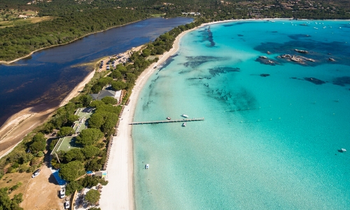 Vue aérienne sur la plage de Santa Giulia en Corse, eau turquoise, végétation, sable blanc