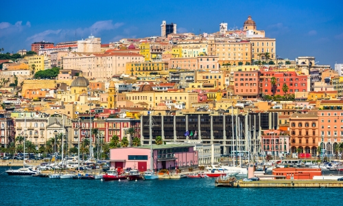 Cagliari, en hauteur, avec vue sur la mer, habitations colorées