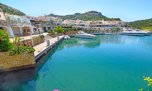 La Costa Smeralda en Italie avec maisons luxueuses et petit port
