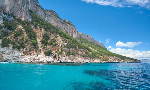 Vue sur le Golfo di Orosei avec mer turquoise et rochers