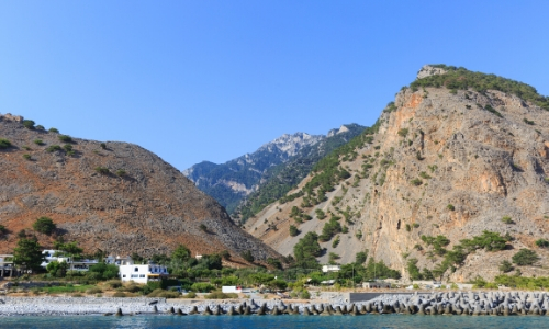 Les Gorges de Samaria en Crète avec collines rocheuses, lac, végétation