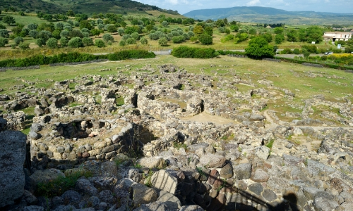 Les Nuraghes en Sardaigne, constructions de pierre en forme de cône tronqué 