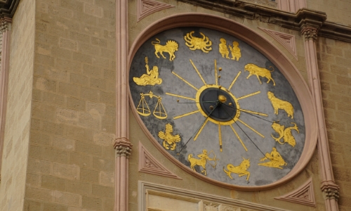 Gros plan sur l'horloge astronomique de la cathédrale avec les nombreux personnages