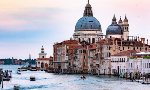 Basilique Saint-Marc à Venise surplombant le Grand Canal