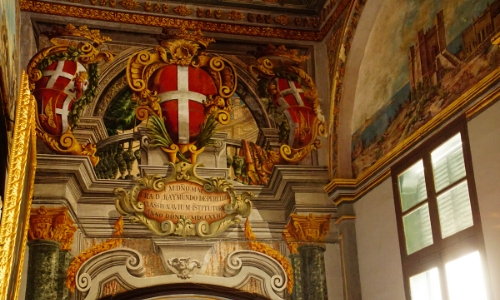 Intérieur du Palais des Grands Maîtres à Malte avec peintures murales au couleurs du drapeau de Malte (rouge et blanc)