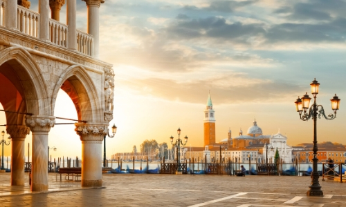 Place Saint-Marc à Venise avec Palais des Doges aux abords du Grand Canal avec gondoles, et Campanile en arrière-plan