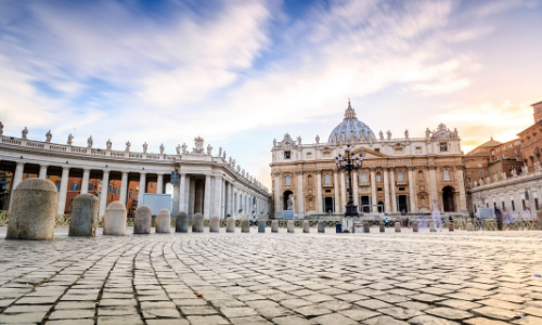 Centre de la place Saint-Pierre dans la cité du Vatican avec la Basilique au fond