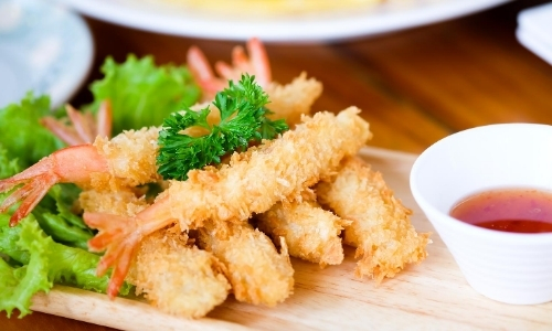 Assortiment beignets aux crevettes avec salade et sauce