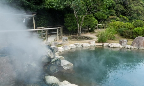 Source d'eau chaude extérieure, milieu de la nature