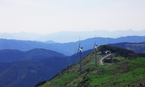 Vue d'en haut sur les montagnes, verdure, paysage naturel, éoliennes 