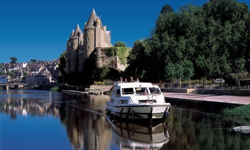 bateau sans permis sur un canal en Bretagne