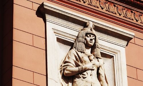 Statue sur la façade du musée du Caire