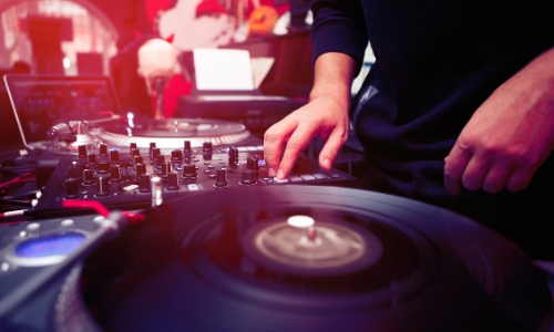 Mains sur une table de DJ