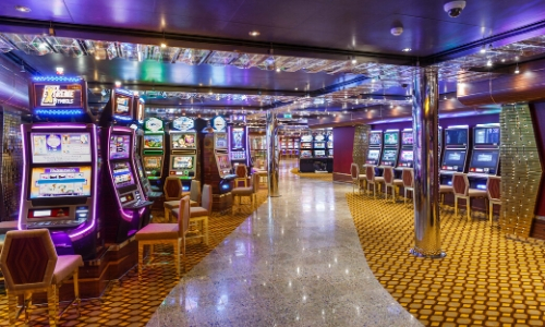 Intérieur d'un casino dans un bateau de croisière, avec machines à sous, chaises...