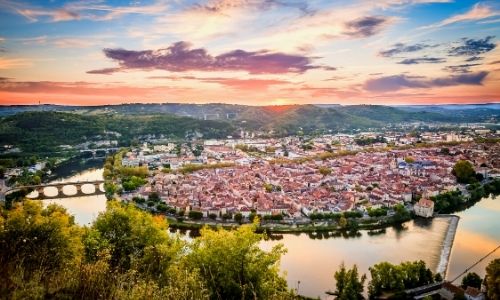 vue aérienne de la ville de Cahors dans le Lot, le ciel est rosée