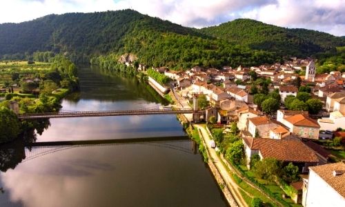 vue aérienne de la ville de Douelle, dans le Lot