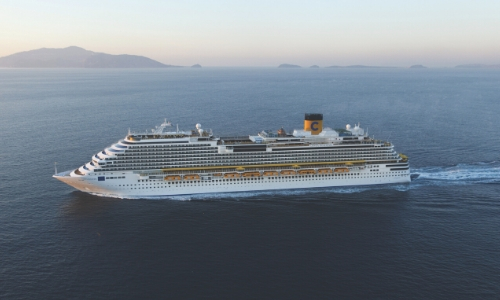 Vue sur l'imposant bateau de croisière