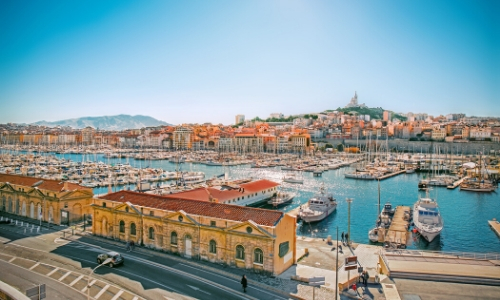 vue mer sur le Vieux-Port de Marseille avec ciel bleu