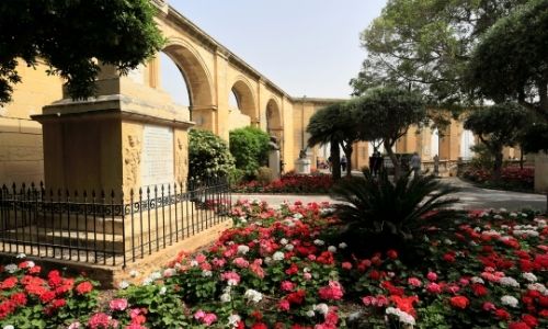 Les jardins du Haut-Barraca avec son aqueduc et ses parterres fleuries  