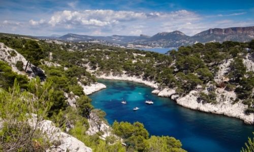 Les Calanques de Marseille, l'eau est claire et bleue et les bateaux voguent au milieu des gorges