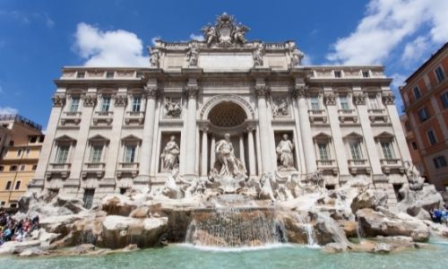 La fontaine de Trevi et ses statues en pierre : Neptune et des créatures mythologiques