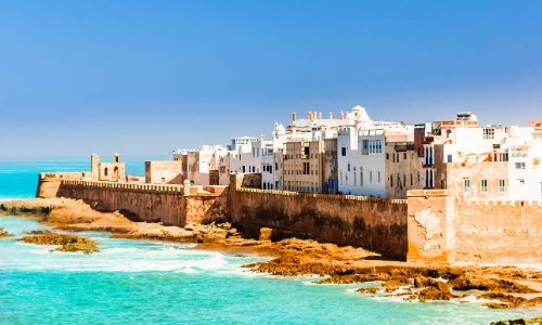 Vue sur le bord de mer de la ville d'Essaouira avec ses maisons et remparts