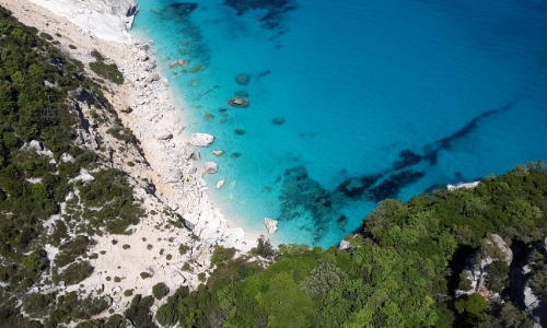 Vue aérienne sur bord de mer en Méditerranée avec eau limpide et nature