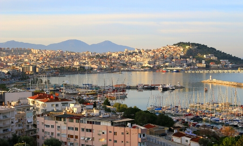 Ville balnéaire de Kusadasi en Turquie avec petite bateaux et habitations