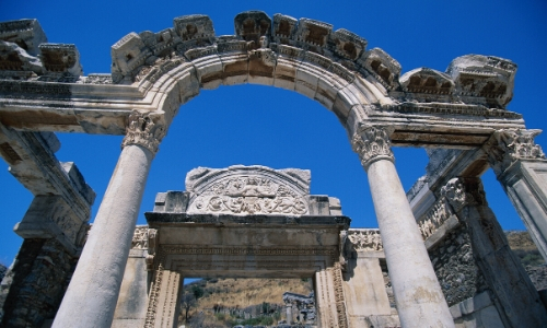 Entrée du temple d'Hadrien avec arche en pierres