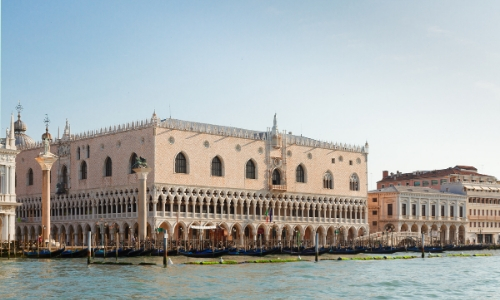 Vue depuis le canal sur le Palais des Doges à Venise