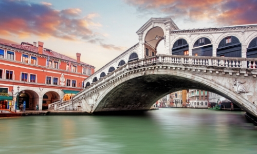 Pont sur l'eau à Venise avec bâtiments