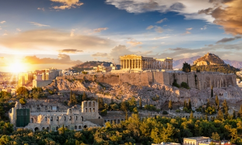 Vue sur l'Acropole à Athènes surplombant la ville