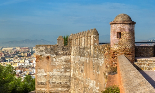 Photo d'une partie du château de Gibralfaro à Malaga en Espagne, surplombant la ville