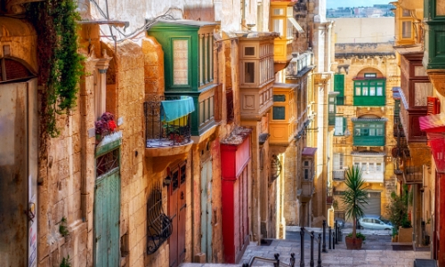 Photo de bâtiments colorés dans une rue de La Valette à Malte